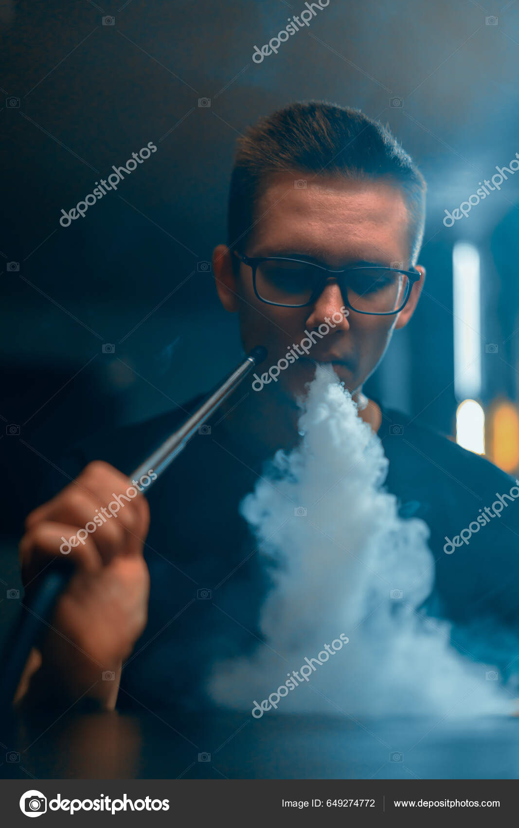 Hookah Άνθρωπος Γυαλιά Καπνίζοντας Μια Παραδοσιακή Πίπα Hookah Άνθρωπος  Εκπνέει — Φωτογραφία Αρχείου © guys_who_shoot #649274772