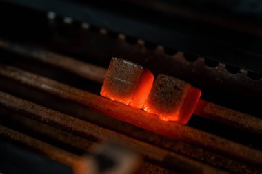 Nargile kömürleri, nargile pişirme, iş ve eğlence kavramlarıyla kızartılır.