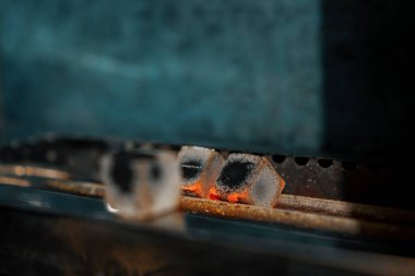 Nargile kömürleri, nargile pişirme, iş ve eğlence kavramlarıyla kızartılır.