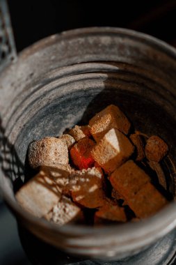 Kömürleri ısıtan nargile ateşi ve dumanı gevşeten ve nargile tüttürmek için kömür hazırlayan konseptler