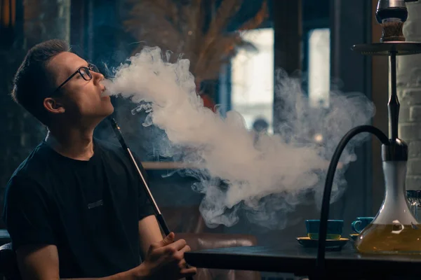 Seorang Pria Dalam Kacamata Merokok Pipa Hookah Tradisional Seorang Pria — Stok Foto