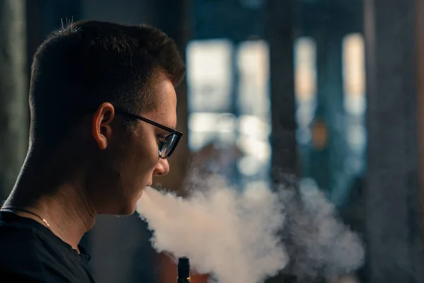 Hombre Narguile Con Gafas Fuma Una Pipa Narguile Tradicional Hombre — Foto de Stock