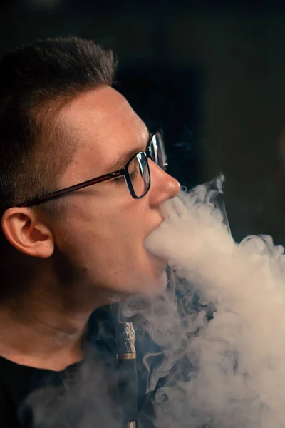眼鏡のフカ男煙伝統的なフカパイプ男Exhales煙でフカカフェまたはラウンジバークローズアップ — ストック写真