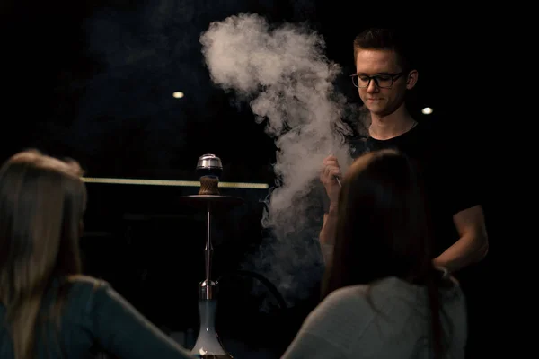 Dos Amigas Jóvenes Están Sentadas Relajadas Bar Narguile Fumando Narguile — Foto de Stock