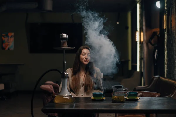 Schöne Junge Frau Inhaliert Wasserpfeife Rauchende Mädchen Sitzt Lounge Bar — Stockfoto