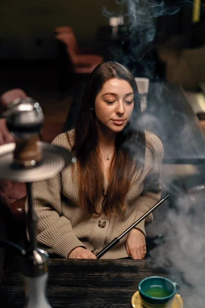 Hermosa Mujer Joven Inhalando Cachimba Chica Fumando Cachimba Sentado Salón — Foto de Stock