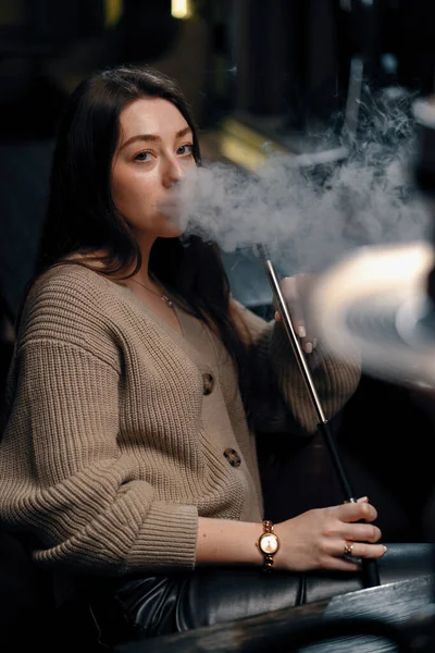 Krásná Mladá Žena Inhalace Hookah Dívka Kouření Hookah Sedí Obýváku — Stock fotografie