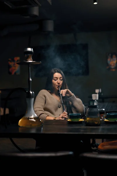Schöne Junge Frau Inhaliert Wasserpfeife Rauchende Mädchen Sitzt Lounge Bar — Stockfoto