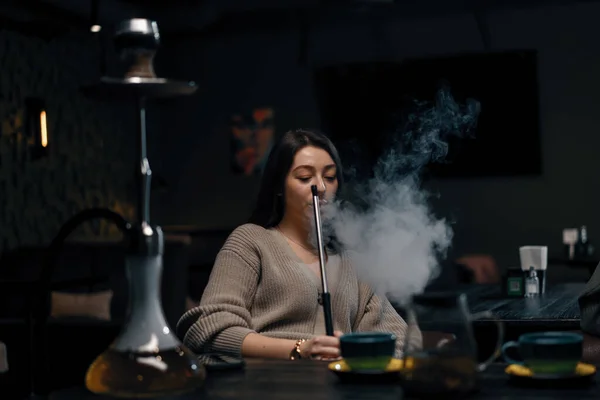 Hermosa Mujer Joven Inhalando Cachimba Chica Fumando Cachimba Sentado Salón — Foto de Stock