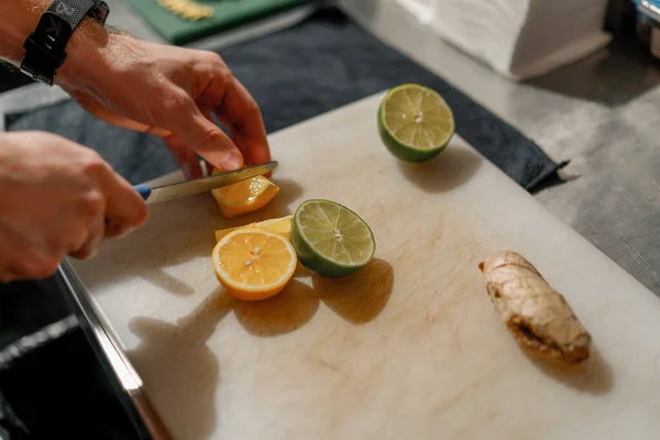 Gesneden Vruchten Sinaasappel Limoen Liggen Tafel Ingrediënten Voor Het Maken — Stockfoto