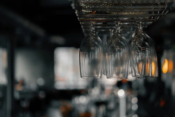 Una Gran Cantidad Vasos Colgando Bar Cristalería Vacía Restaurante Bebida —  Fotos de Stock
