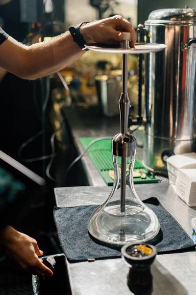 Shisha Bar Mann Macht Wasserpfeife Prozess Der Herstellung Wasserpfeife Für — Stockfoto