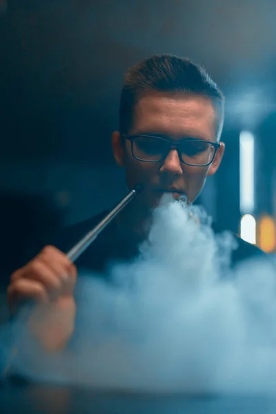 フカ男で眼鏡喫煙A伝統的なフカパイプ男Exhaling煙でフカカフェまたはラウンジバー — ストック写真