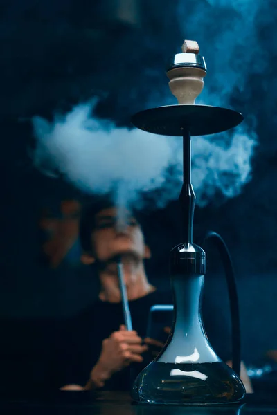 フカ男で眼鏡喫煙A伝統的なフカパイプ男Exhaling煙でフカカフェまたはラウンジバー — ストック写真