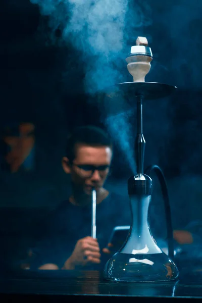 Hookah Hombre Gafas Fumar Una Pipa Narguile Tradicional Hombre Exhalando — Foto de Stock