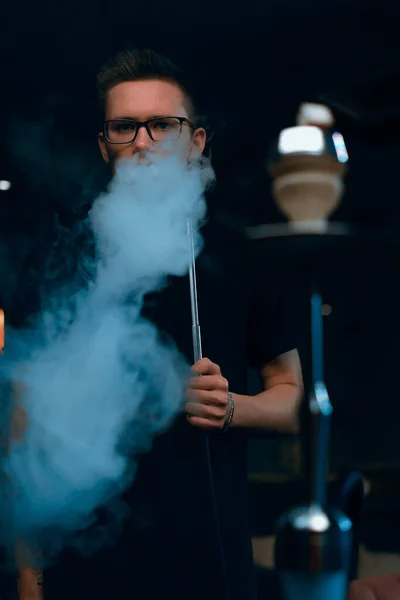 Hookah Hombre Gafas Fumar Una Pipa Narguile Tradicional Hombre Exhalando — Foto de Stock