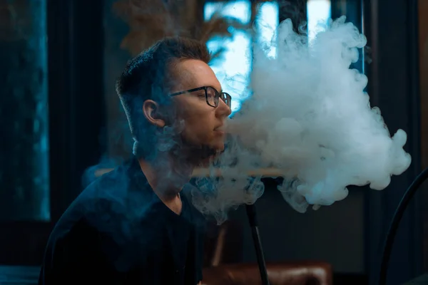 Hombre Con Gafas Fuma Una Pipa Tradicional Narguile Hombre Exhala — Foto de Stock