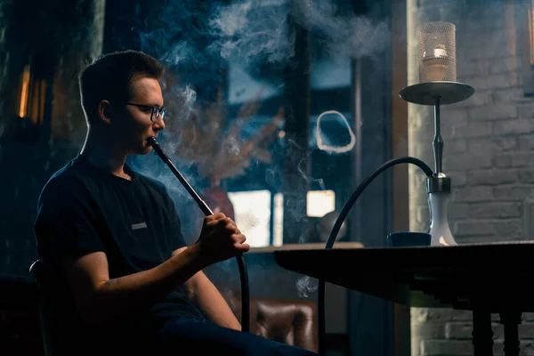 Man Glasses Smokes Traditional Hookah Pipe Man Exhales Thick Smoke — Stock Photo, Image