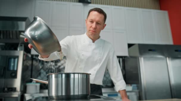 Професійний Кухонний Шеф Кухар Вливає Вівсянку Сковороду Приготування Сніданку Здорового — стокове відео