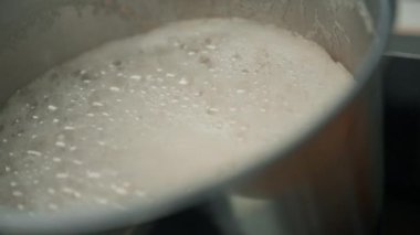 Sağlıklı kahvaltı güveci paslanmaz çelik kepçe dolusu yulaf ezmesi ve fırında pişirme konsepti.