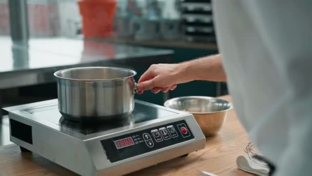 Επαγγελματική Κουζίνα Σεφ Αναδεύει Ζεστό Πλιγούρι Βρώμης Στην Κατσαρόλα Μαγείρεμα — Αρχείο Βίντεο