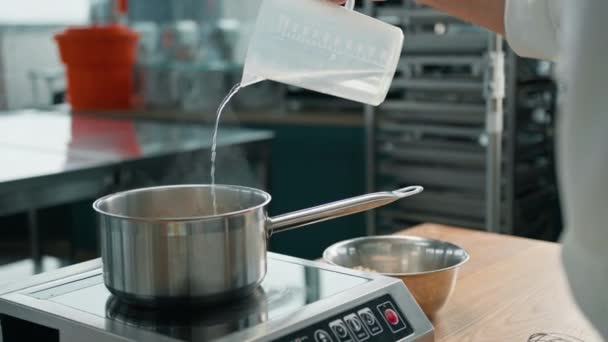 Επαγγελματική Κουζίνα Σεφ Ρίχνει Νερό Κατσαρόλα Μαγείρεμα Πλιγούρι Βρώμης Πρωινό — Αρχείο Βίντεο