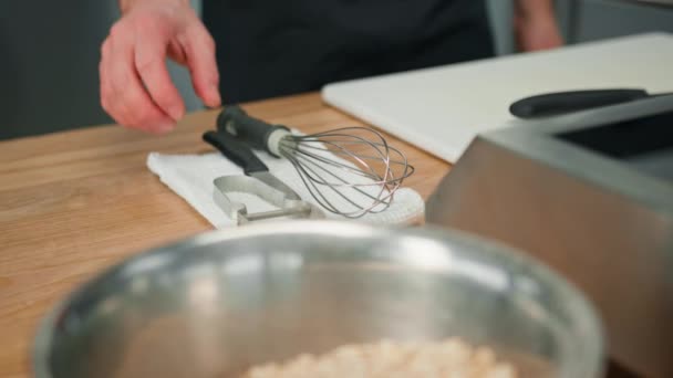 Profesionální Kuchař Krájí Ovoce Nožem Připravit Ovesnou Kaši Snídaně Zdravé — Stock video