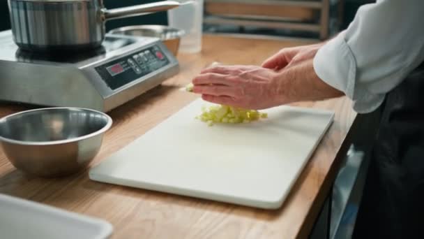 Επαγγελματική Κουζίνα Σεφ Κόβει Φρούτα Μαχαίρι Για Προετοιμάσει Πρωινό Βρώμης — Αρχείο Βίντεο