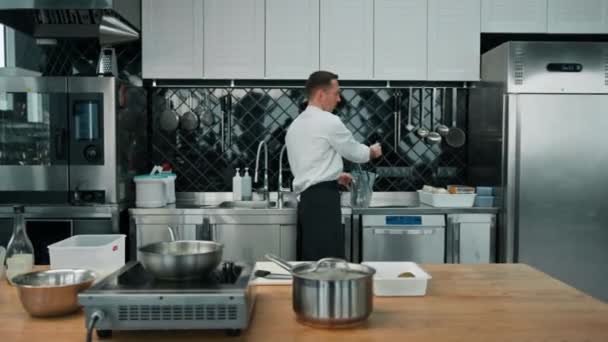 Профессиональная Кухня Удовлетворены Шеф Повар Ищет Кухонную Утварь Концепции Приготовления — стоковое видео