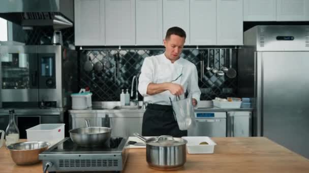 プロのキッチンシェフがキッチン用品を探す調理コンセプト — ストック動画