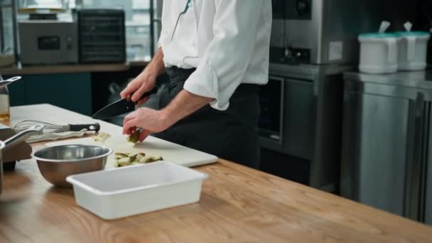 Koki Dapur Profesional Memotong Buah Dengan Pisau Untuk Menyiapkan Sarapan — Stok Video