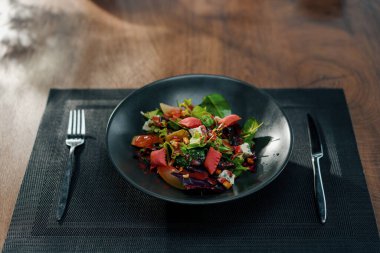 Profesyonel mutfak salatası. Masada armut ve peynir var. Pancar sosu ile kaplı.