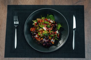 Profesyonel mutfak salatası. Masada armut ve peynir var. Pancar sosu ile kaplı.