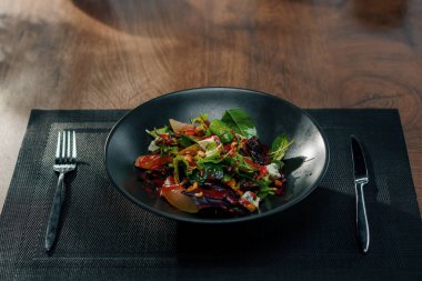 Profesyonel mutfak salatası. Masada armut ve peynir var. Pancar sosu ile kaplı.