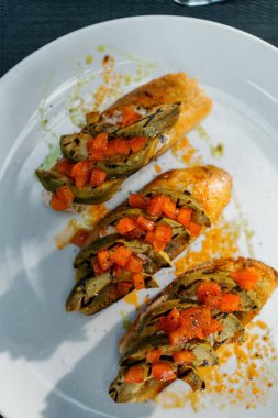 Lokantada taze kızarmış avokado ve domatesli tost. Sağlıklı beslenme kavramı dışında.