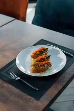 Lokantada taze kızarmış avokado ve domatesli tost. Sağlıklı beslenme kavramı dışında.