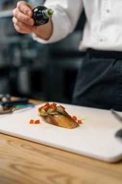 Lokantada taze kızarmış avokado ve domatesli tost. Sağlıklı beslenme kavramı dışında.