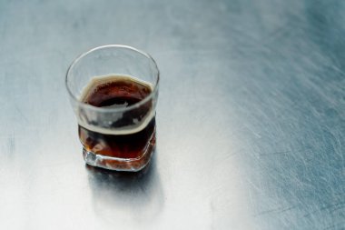 Lokantadaki bir masanın üstünde fincanda nefis aromatik kahve. Kahvaltı için şeffaf cam iç.