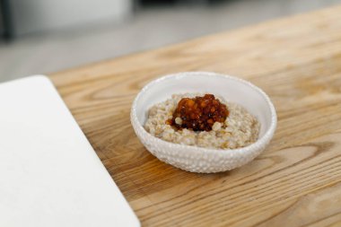 Profesyonel mutfak parçaları taze yulaf ezmeli karamelli elma sağlıklı gıda konsepti.