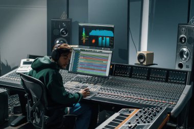 Ses mühendisi dijital ses karıştırıcı kullandı. Kaydırakçı Mühendis anahtar kontrol paneline bastı. Kayıt stüdyo teknisyeni.