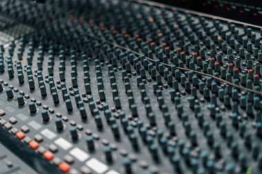 Bir kayıt stüdyosu kontrol paneli karıştırıcısı ve bir şarkı kaydı yayınlamak için faders tuşları