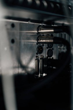 Profesyonel ses kayıt stüdyosu kabloları konsol yakın çekim tekniği ses kaydına bağlandı