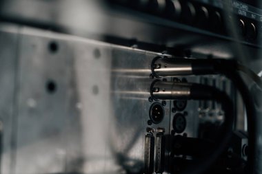 Profesyonel ses kayıt stüdyosu kabloları konsol yakın çekim tekniği ses kaydına bağlandı