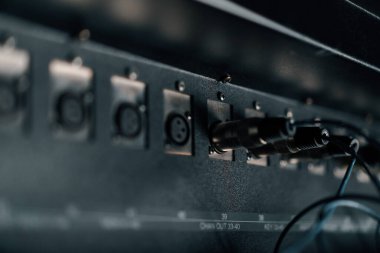 Profesyonel ses kayıt stüdyosu kabloları konsol yakın çekim tekniği ses kaydına bağlandı