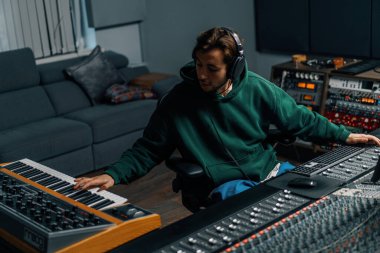 Erkek el piyano klavyesi Parmaklar step tuşları midi denetleyici Müzisyen kayıt stüdyosunda şarkı üretir