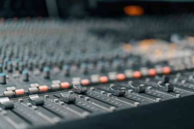 Bir kayıt stüdyosu kontrol paneli karıştırıcısı ve bir şarkı kaydı yayınlamak için faders tuşları