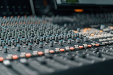 Bir kayıt stüdyosu kontrol paneli karıştırıcısı ve bir şarkı kaydı yayınlamak için faders tuşları