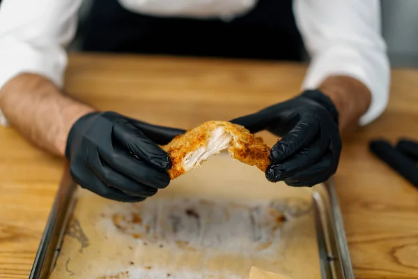 Profesyonel Mutfakta Bir Şef Elleriyle Tavuk Filetosu Parçalarını Ekmek Kırıntılarına — Stok fotoğraf
