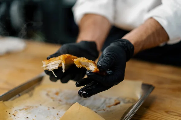 Повар Профессиональной Кухне Рвет Запеченные Куски Куриного Филе Хлебных Крошках — стоковое фото