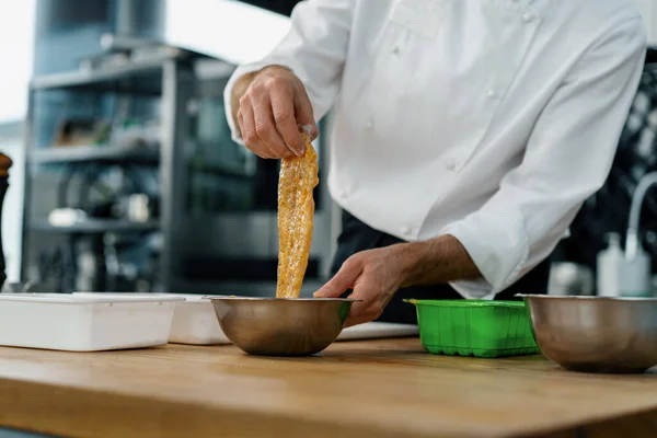 Chef Koken Professionele Keuken Doopt Stukken Kipfilet Broodkruimels Kookproces — Stockfoto